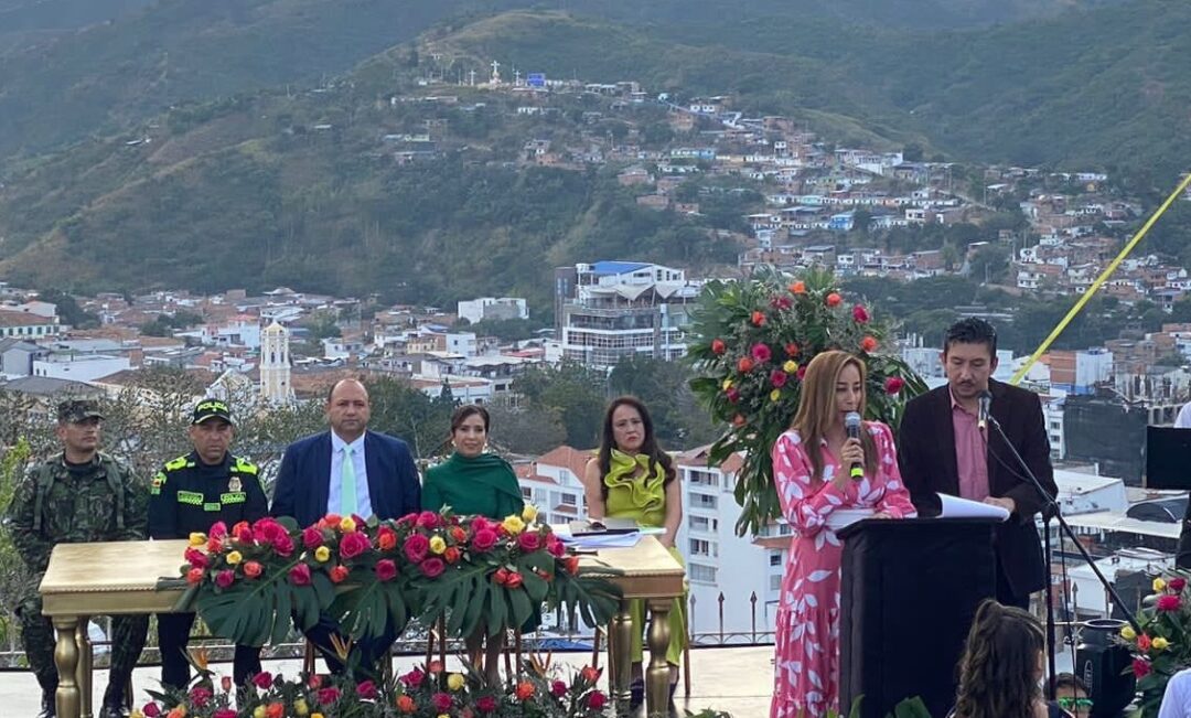 Se posesiona protocolariamente alcalde electo de Ocaña